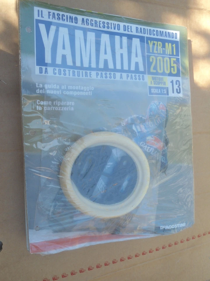 YAMAHA YZR-M1 -  1:5  - 2005 - MOTO RC A SCOPPIO DE AGOSTINI - USCITA NUMERO 13 - Immagine 1 di 1