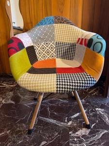 Sedia patchwork Eames DAW (Dining Armchair Wood base) - Foto 1 di 3
