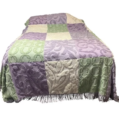 Mariel 拼布雪尼尔女王床罩流苏粉彩复古时尚 Cottagecore — 第 1/4 张图片