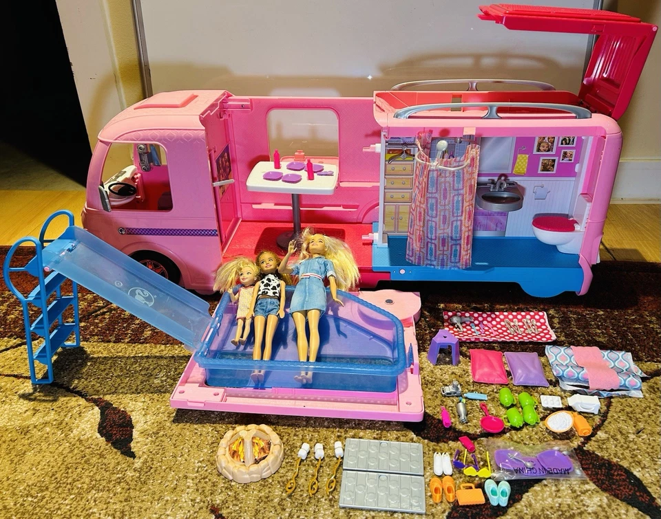 Barbie FBR34 Estate Dream Camper Rosa Pop Out Juego con Todos los Accesorios + 3 Púas Foto 1 de 4