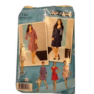 Abito Simplicity 2145 Vita Alta Vestibilità Svasato Giorno Tg da 4 a 12 TAGLIO Progetto Passerella - Foto 1 di 1