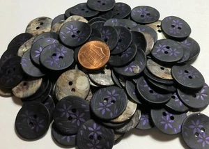 ¡SOLO 6 PIEZAS! 6 botones de abulón floral tallado negro púrpura teñido 20 mm 13/16" 11636 - Imagen 1 de 5