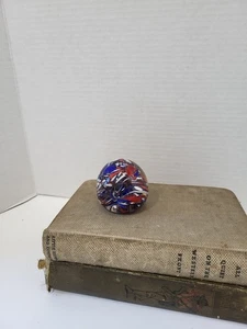 Fermacarte vintage in vetro artistico rosso bianco blu vortice - Foto 1 di 11