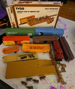 Tyco Cattle Car & Depot set #935 with box And 7 Extra Box Cars - Picture 1 of 14