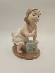  Figura de porcelana LLADRO #6428 - MI PRIMER PASO bebé niña en un bloque  - Imagen 1 de 13