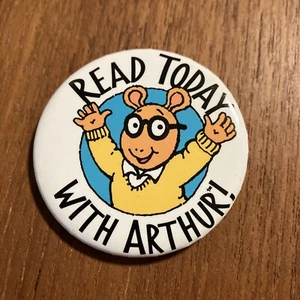 Vintage Arthur Read Aardvark READ TODAY WITH ARTHUR Button Pinback Alphabetisierung Pin - Bild 1 von 3