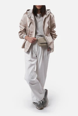 Jaqueta feminina Brunello Cucinelli com capuz de cetim tamanho 42 W242 nova com etiquetas US$ 4995 - Imagem 1 de 4