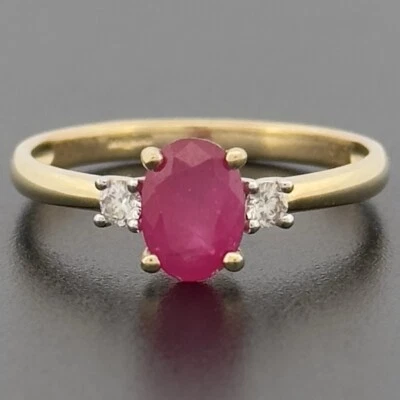 Anillo de tres piedras de oro amarillo de 9 quilates con rubí y diamantes talla N con sello Foto 1 de 4