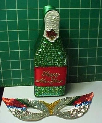 Botella de champán feliz año nuevo lentejuelas y mascarada plateada y roja máscara de ojos Foto 1 de 3