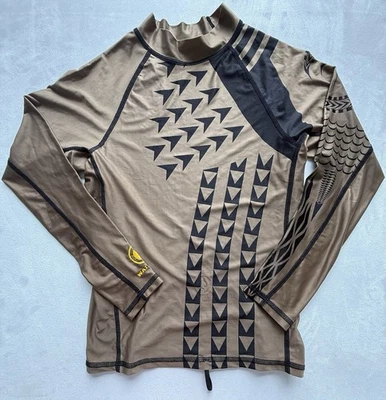 Protector contra erupciones C4 pequeño delgado tribal polinesio manga larga Ka Uhi Hawaii Surf para hombre Foto 1 de 4