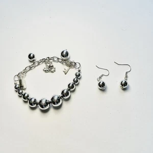 Set Bracciale e Orecchini Elasticizzati Charms Palline Perline Tonalità Argento (Nuovi con etichette) - Foto 1 di 5