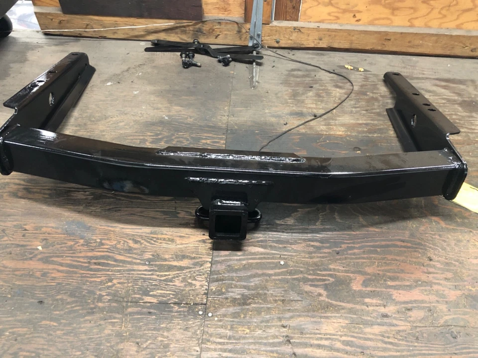 receptor de enganche de un Toyota 4Runner 2000. Es negro. Cort o U-Hal  Foto 1 de 2