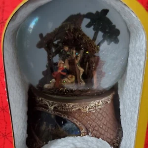 Niño Jesús en el pesebre Mundo de Papá Noel Musical Globo de Nieve Kurt's Adler Navidad - Imagen 1 de 7