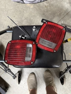 OEM GROTE FACTORY FORD SUPERDUTY CAMINHÃO, CABINE E CHASSI, LANTERNAS TRASEIRAS COM PLUGUES - Imagem 1 de 4