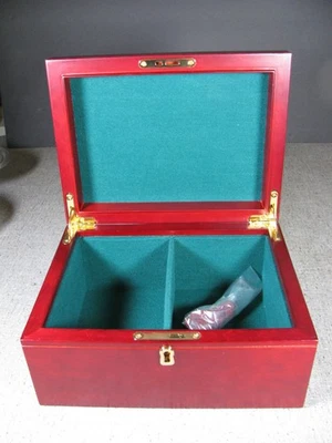 Ajedrez The House of Staunton Premium Red Elm Burl 9,75" x 7,5" caja con logotipo y llave Foto 1 de 4