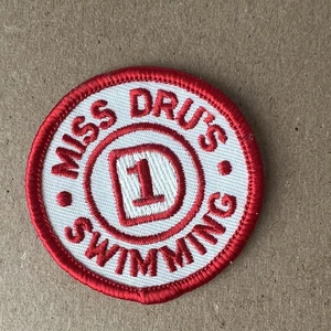 Miss Dru’s Schwimmaufnäher - 2 Zoll x 2 Zoll - Bild 1 von 2