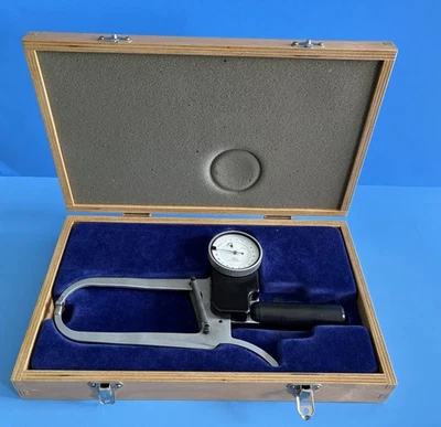 Pinza de medición de grasa corporal John Bull Skinfold en estuche de madera Foto 1 de 4