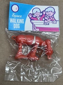 Juguete de plástico rojo novedad perro paseador espacial de colección hecho en Hong Kong nuevo de stock - Imagen 1 de 4