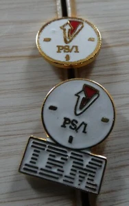 LOT 2 PETIT PIN'S SOCIETE IBM PENDULE BUREAUTIQUE INFORMATIQUE - Foto 1 di 5
