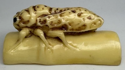 "Cicada/saltamontes Netsuke japonés tallado a mano en resina de bambú 2""x1""x1""" Foto 1 de 4