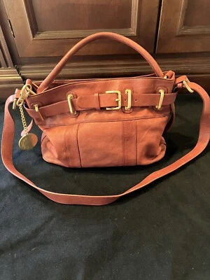Bolso de hombro de diseñador Charles David mediano de cuero rojo canela y latón Foto 1 de 4