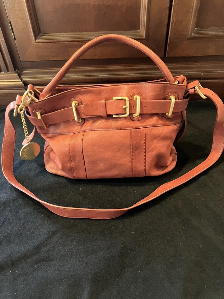 Bolso de hombro de diseñador Charles David mediano de cuero rojo canela y latón Foto 1 de 4