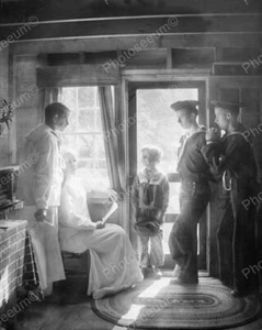 Matrosen besuchen ihre Mutter 1913 Vintage 8x10 Nachdruck eines alten Fotos - Bild 1 von 1