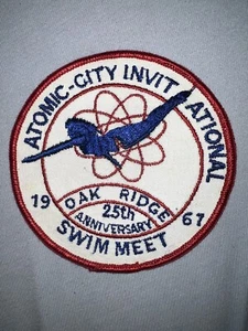 Vintage 1967 bestickt Atomic-City Einladung Schwimmen Treffen Nähen Aufnähen Patch - Bild 1 von 2