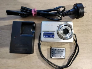 Olympus FE-190 6.0MP Silver Digital Camera - Picture 1 of 8