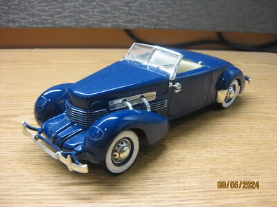1/18 1937 CORD 812, EN ERTL AZUL, SIN CAJA Foto 1 de 4