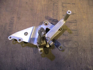 Reposapiés derecho Suzuki GSX-R 750 GR77B con palanca de freno footrest brakelever C1455 - Imagen 1 de 3