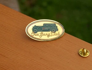 Frontier Bank Our Gang Club Green Car 1 3/4" Gold Tone Metal Enamel Pin Pinback - Imagen 1 de 6