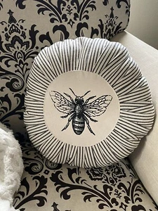PRIMITIVE HONEY BEE Round Pillow 16" Garden FARMHOUSE DECOR - Picture 1 of 5