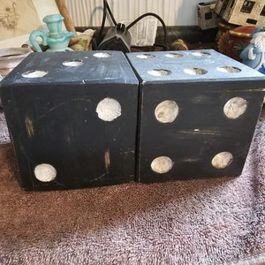 Set 2 dadi in legno grandi da 4,5 pollici decorazione sala giochi, nero intagliato invecchiato - Foto 1 di 8