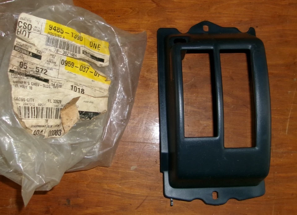 New NOS Shift Housing 1991-92 Chevy/GEO Prizm OEM # 94851390 - Image 1 of 3