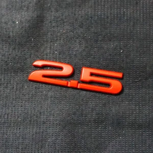 1x Rojo 2.5 Mate Metal Adhesivo Insignia Emblema Calcomanía Velocidad Edición AWD Carreras Sedán - Imagen 1 de 19