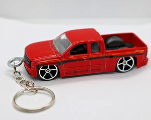Hot Wheels Schlüsselanhänger rot tiefergelegt Chevy Silverado Custom Maßstab 1:64 - Bild 1 von 4