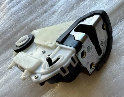 690500D110 Cerradura Puerta Trasera Derecha Toyota Yaris 2011-2020 Foto 1 de 4