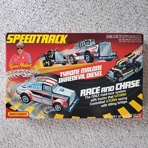 Matchbox Speedtrack Race & Chase Tyrone Malone 1980 de colección NUEVO, SELLADO DE FÁBRICA - Imagen 1 de 10