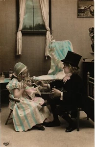 Alte AK Vintage Mädchen und Spielzeugpuppen (956) - Bild 1 von 2