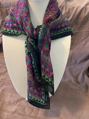 Hermosa AXCESS 30"x30" púrpura, negra y verde Foto 1 de 4