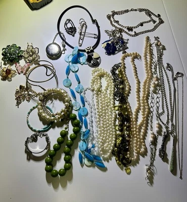 Vintage and Modern Bundle Jewellery 28 Items 1.1 KG - Image 1 of 4