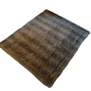 Manta decorativa de piel de poliéster gris HiEnd Accents 50”x60” ligeramente usada - Imagen 1 de 6