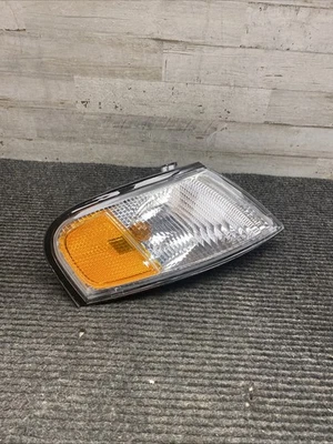Conjunto de luz de giro/estacionamiento Dorman 1630827 para Nissan Altima 98-99 Foto 1 de 4