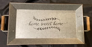 Better Homes & Gardens Tablett aus verzinktem Metall mit Holzgriffen Home Sweet Home - Bild 1 von 3
