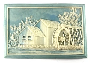"Placa de pared vintage en relieve de molino de agua azul marfil resina 3D escena rural 5,5 x 8,5""" - Imagen 1 de 5