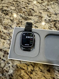 Apple Watch Ultra 1 Boîtier Titane 49MM avec Bracelet Apple Ocean Neuf Ex État - Photo 1 sur 6