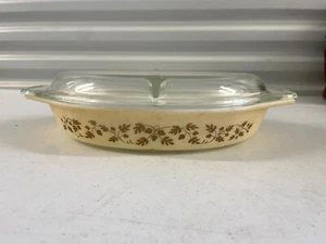 Cazuela dividida vintage Pyrex hoja de oro bellota 1-1/2 cuarto con tapa transparente - Imagen 1 de 9