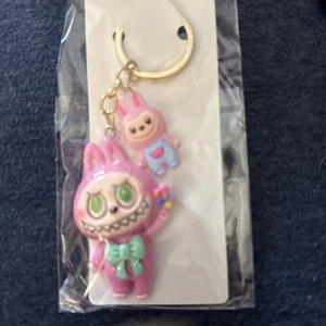 Monstruo rosa con flores y llavero bebé - Imagen 1 de 6