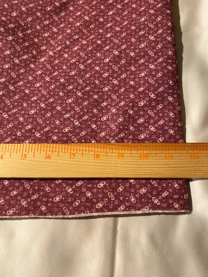 General Fabrics Pequeño Estampado Floral Tela Malva, Blanco Floral Sobre Ciruela 1yd 31"x45" Foto 1 de 1